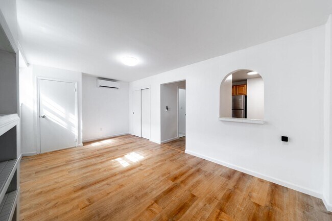 Foto del edificio - 236 Christopher Columbus Dr