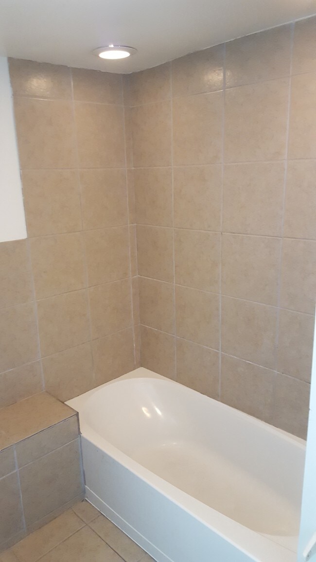 Foto del edificio - 1436 E 71st Pl