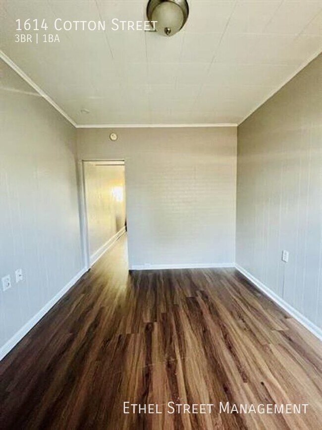 Building Photo - Newly-Renovated 3 Bedroom Townhome