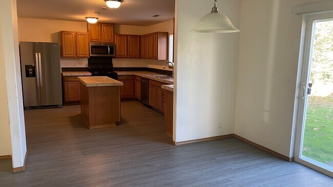 Building Photo - Kent home for rent - 4 bedroom, den and 2....