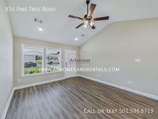 Foto del edificio - 836 Pine Tree Rd