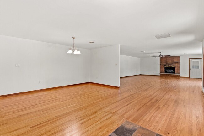 Foto del edificio - Large 4-Bed Brick Rancher with 2-Car Attached Garage!