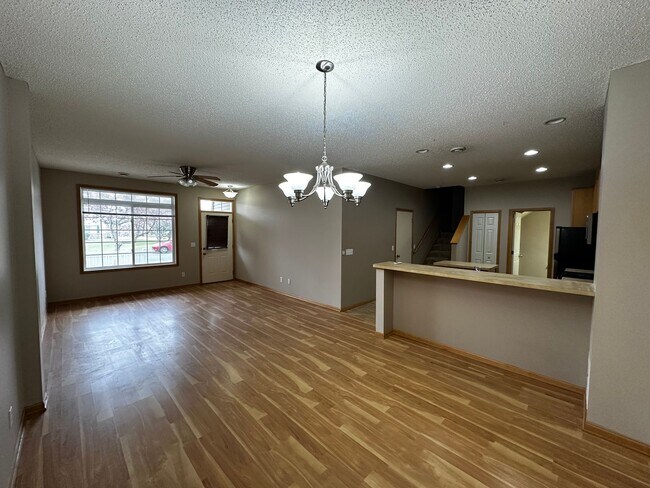 Building Photo - 2 Bed 2 Bath Bonus Den townhome