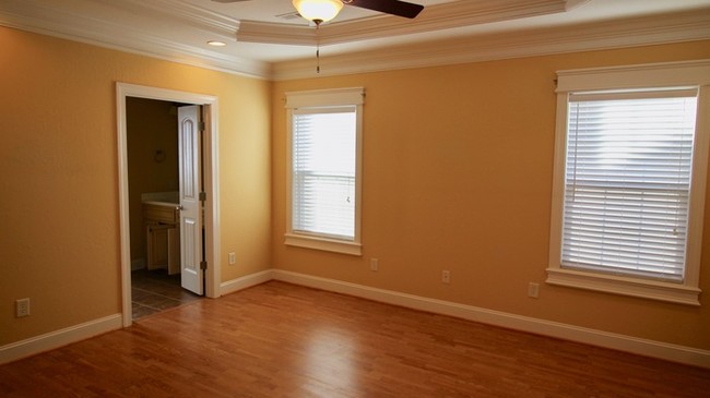 Building Photo - 3 bed/2 bath home