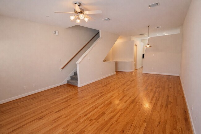Foto del edificio - 2710 Hullsmith Dr