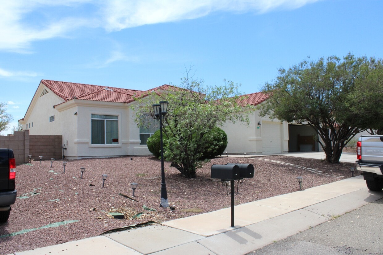 Primary Photo - 887 Manzanilla Way