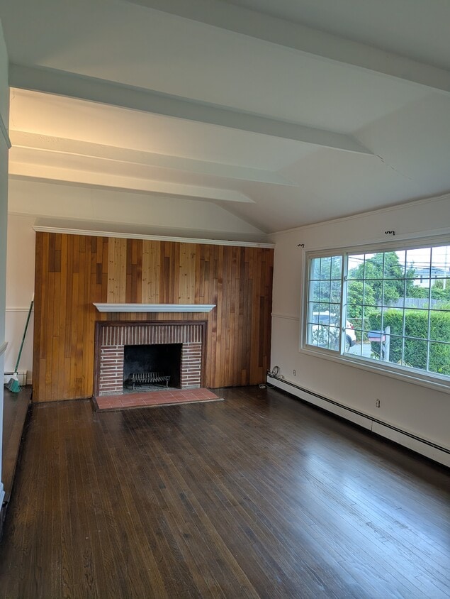 Building Photo - 586 Little East Neck Rd
