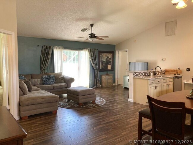 Foto del edificio - 13016 Meadowbreeze Dr