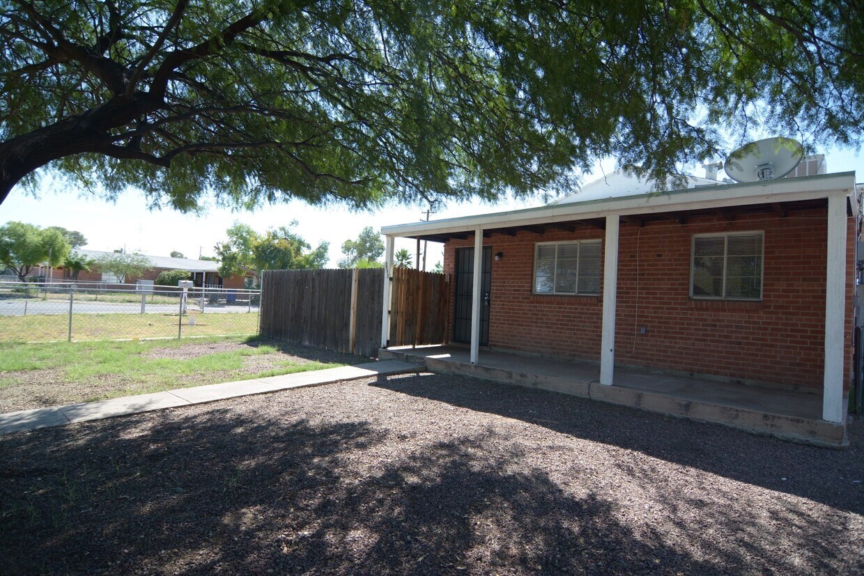 Foto principal - Updated 2 Bedroom 1 Bath Home! Great Centr...