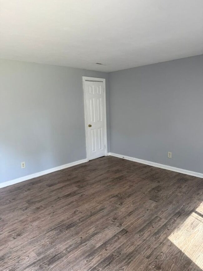 Building Photo - Spacious Two Bedroom Townhouse