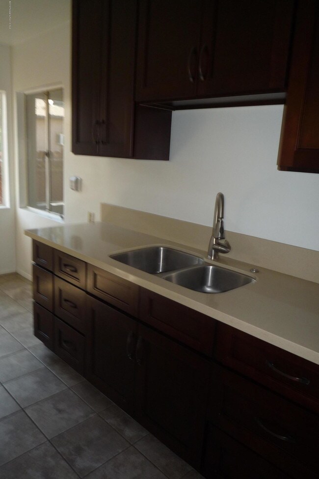 Foto del edificio - 543 W Altadena Dr