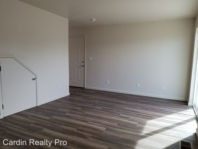 Building Photo - 840 Sunny Ln