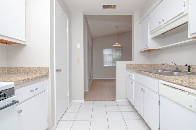 Foto del edificio - Charming 3 Bed/ 2 Bath Townhome FOR RENT a...