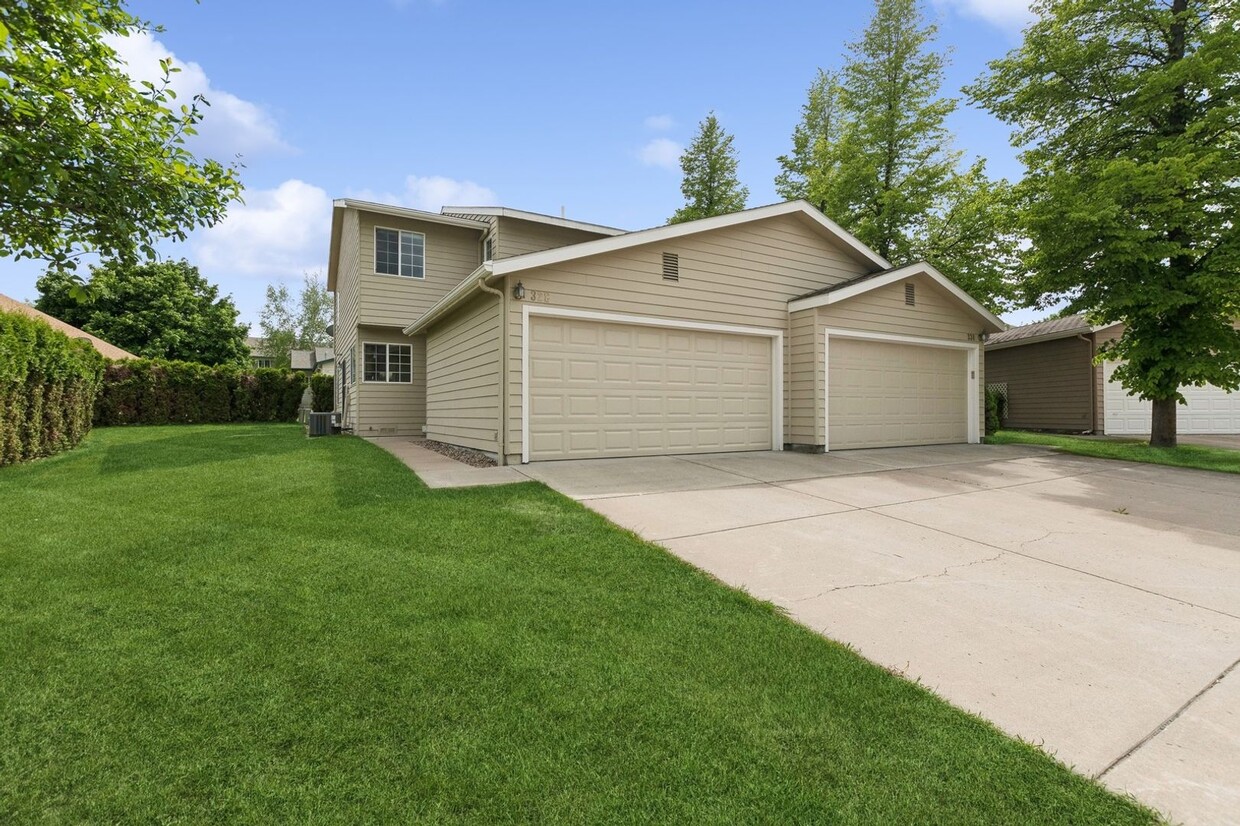 Primary Photo - Carefree Townhouse Living in North Kalispell