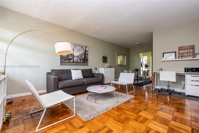 Foto del edificio - 350 S Shore Dr