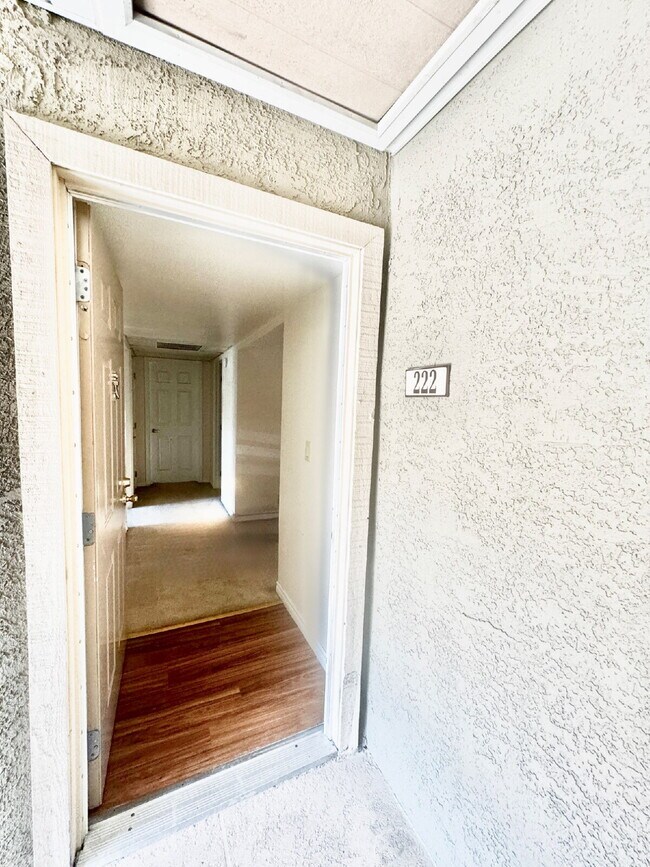 Foto del edificio - Lovely 2 Bed, 2 Bath Upstairs Condo for Rent in Guard Gated Community!