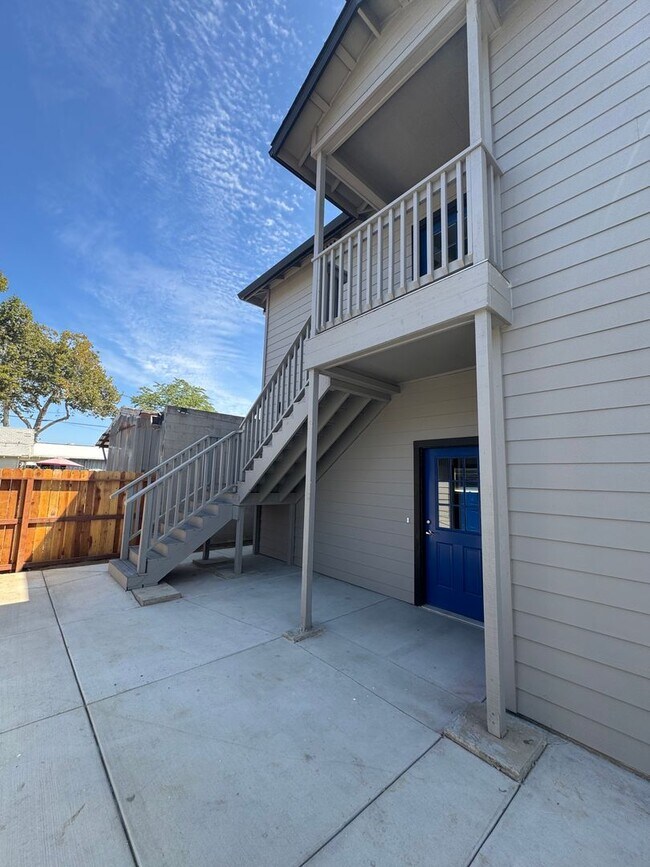 Foto del edificio - 629-629 N Sacramento St