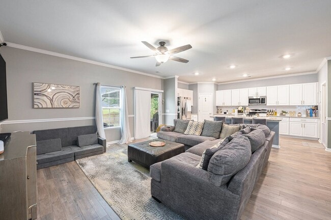 Building Photo - Family-Friendly 5-Bedroom Rental Home with...