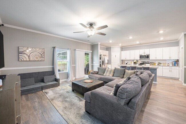 Foto del edificio - Family-Friendly 5-Bedroom Rental Home with...