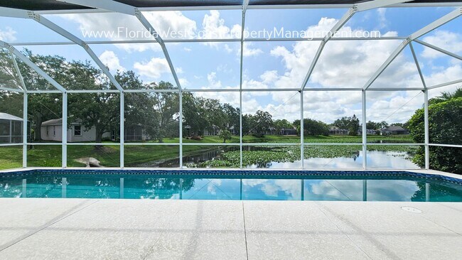 Foto del edificio - OUTSTANDING LOCATION! LARGE POOL HOME MOVE...