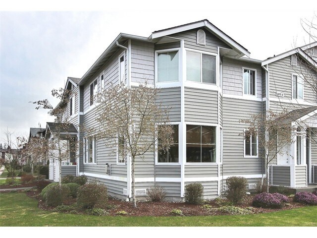 Foto principal - 3 Bedroom 2.5 Bath DuPont Townhome