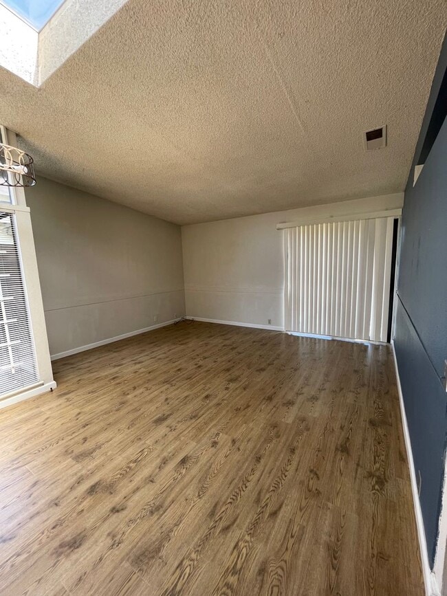 Building Photo - Updated 3 Bedroom Duplex in North Davis
