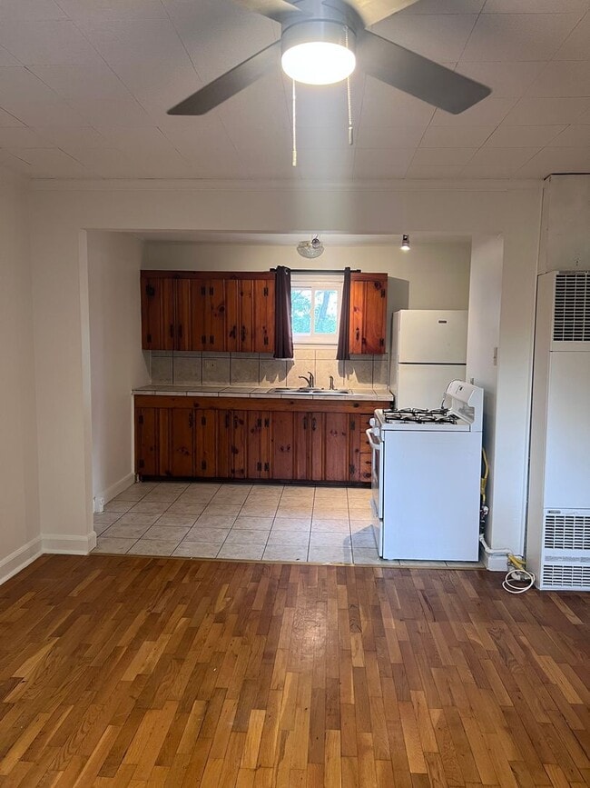 Building Photo - Cute Cottage, Super convenient location/ w...