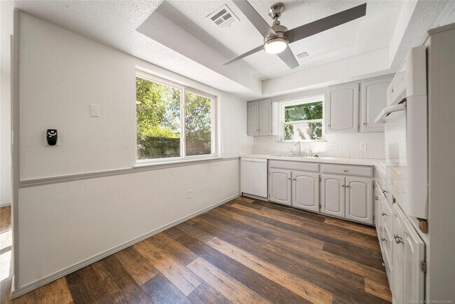 Building Photo - Lafortune Park Duplex