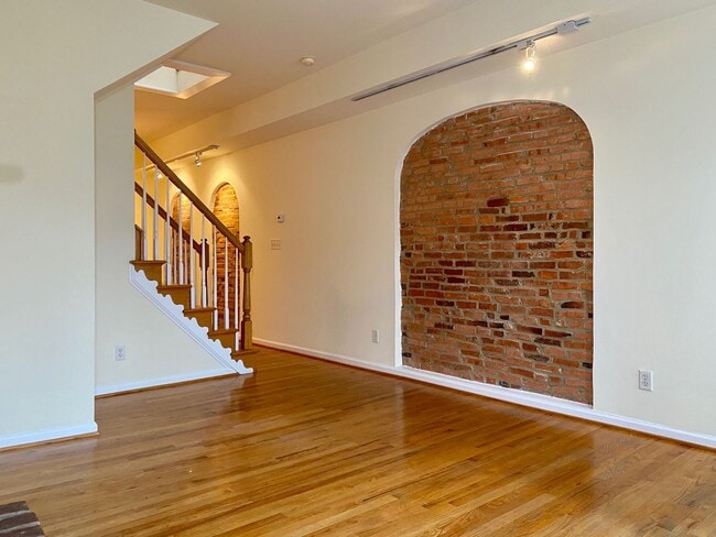 Building Photo - Gorgeous 2Bed/2.5Bath Townhome with Roofto...