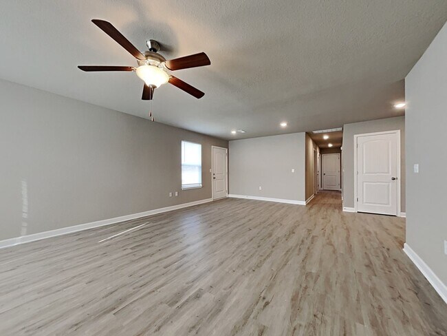 Building Photo - 103 SW Rose St