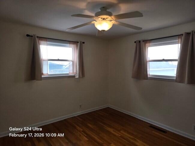 Building Photo - 521 Monroe St