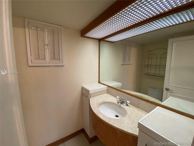 Building Photo - 20300 W Country Club Dr
