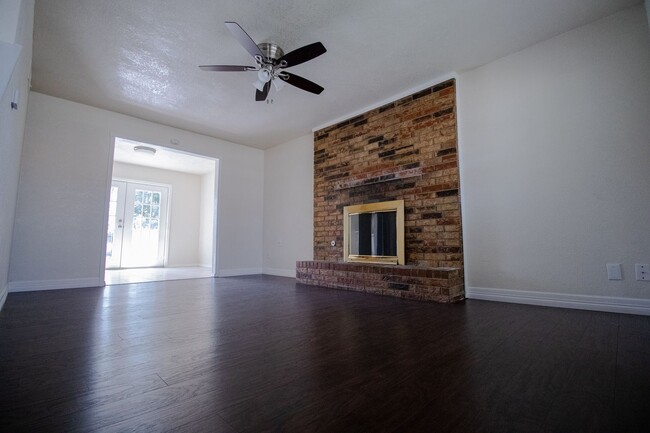 Building Photo - 4 Bd/2 Ba - Moore, OK