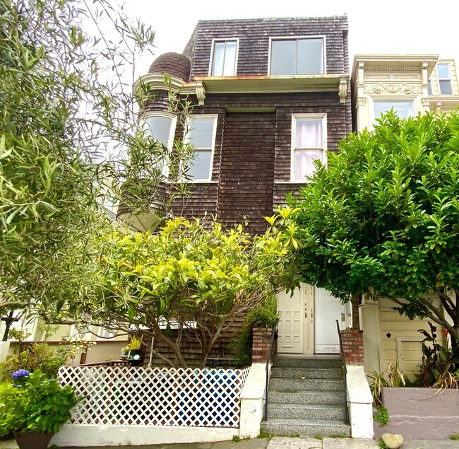 Foto del edificio - SPACIOUS 4BR! Laundry IN-UNIT! Great Locat...