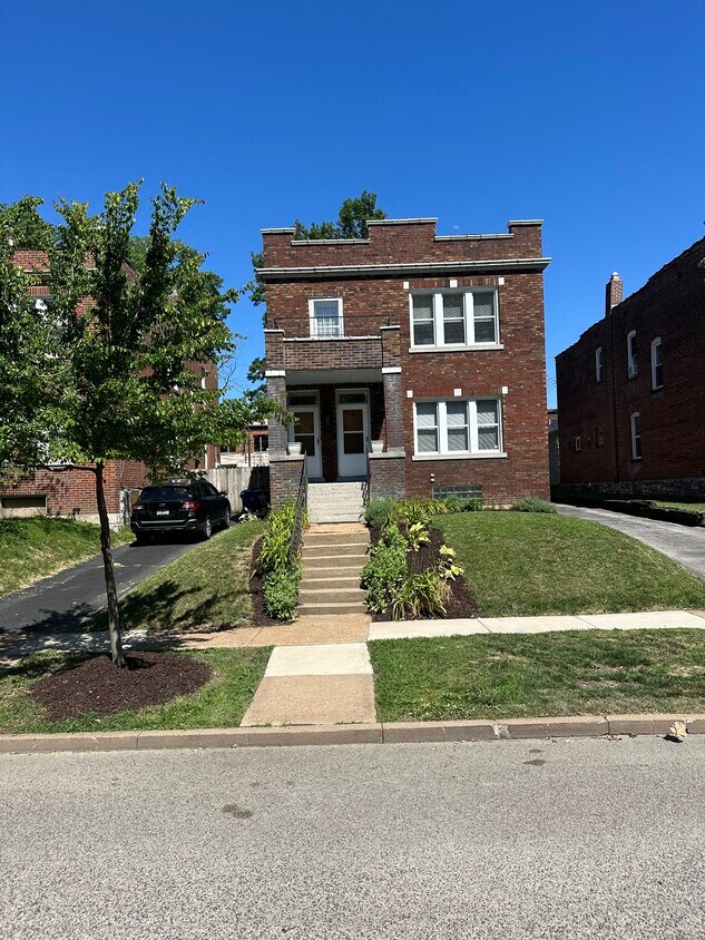 1020 Commodore Dr Unit B, Richmond Heights, MO 63117 Apartments in