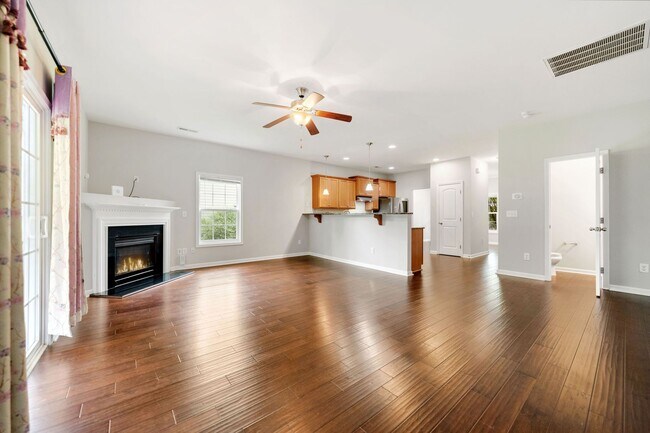 Building Photo - Gorgeous 5 bedroom home with loft + fully fenced yard!