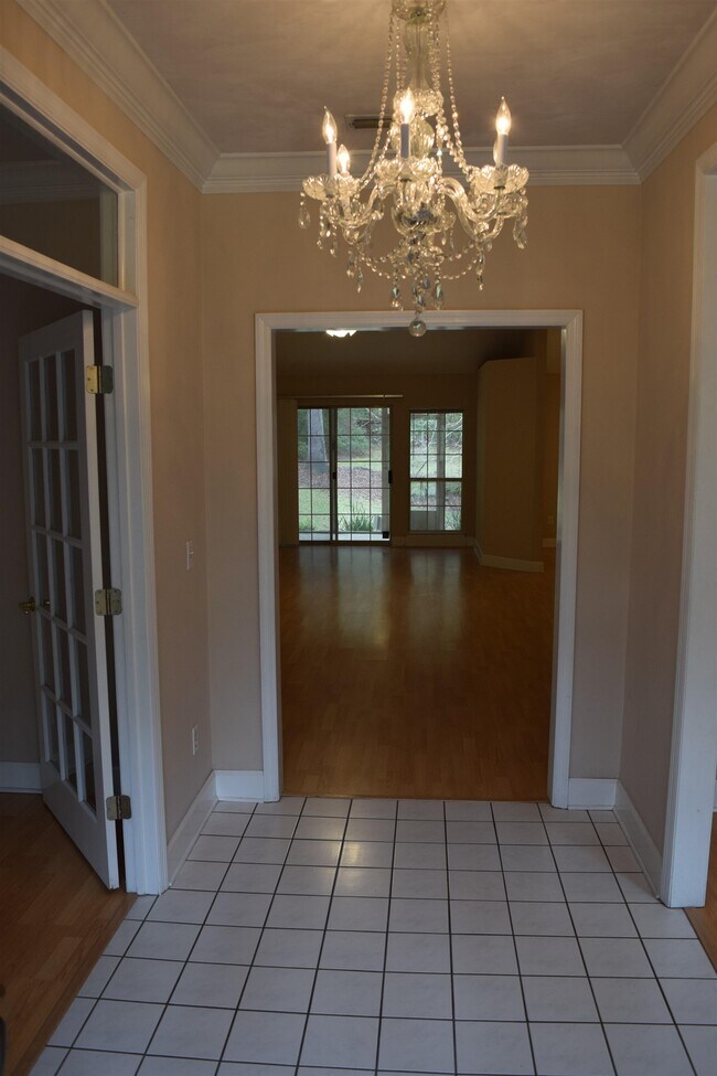 Foto del edificio - 7658 McClure Dr