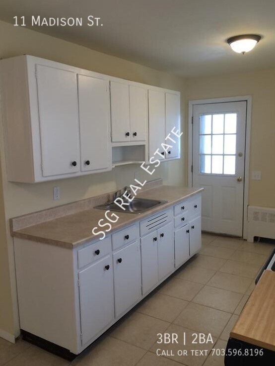 Building Photo - 3 Bedroom Ranch in quiet neighborhood in E...
