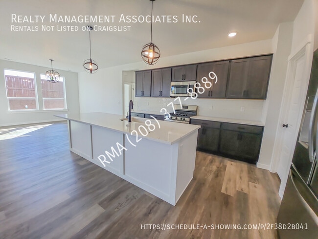 Building Photo - Stunning 4 Bedroom House in Boise