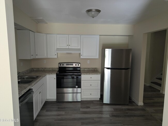 Building Photo - 28 Clubhouse Dr