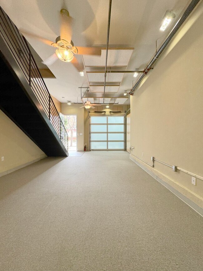 Foto del edificio - Live & Work Industrial Art Loft with Two C...