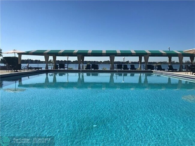 Foto del edificio - 111 Lake Emerald Dr