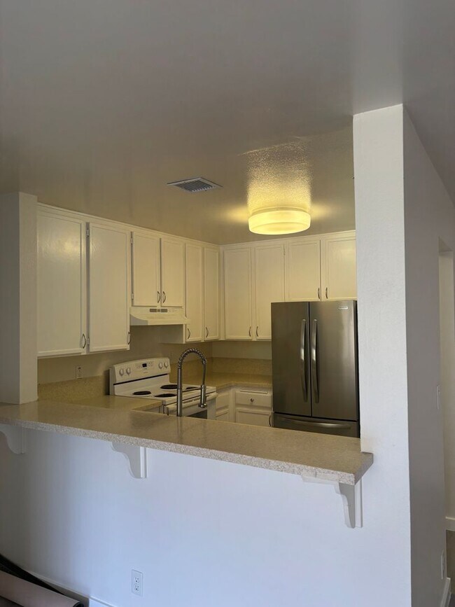 Building Photo - LARGE 2 BEDROOM 2 BATH  MASTER SUITES COND...
