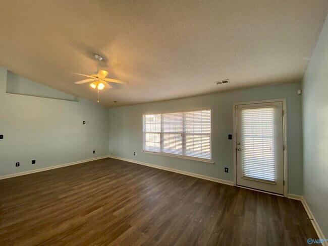 Building Photo - 229 Silverbreeze Ct