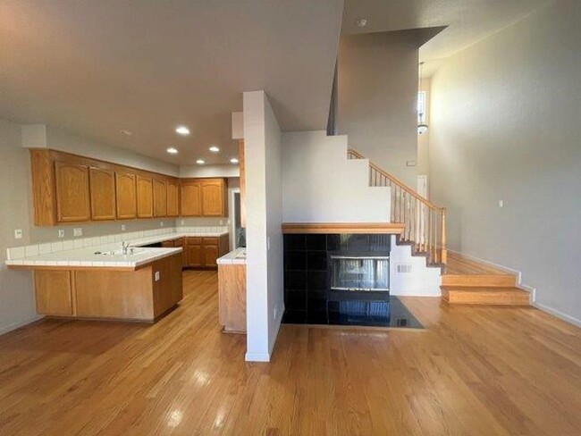 Building Photo - Clayton Beautiful 3 bedroom 2.5 bathroom w...