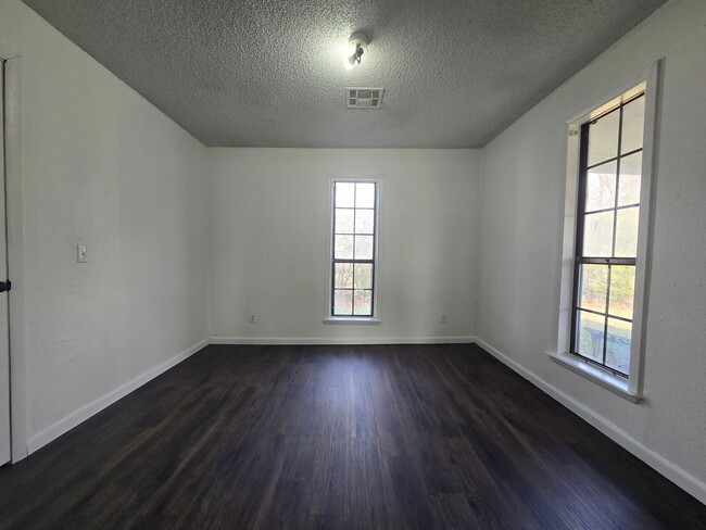 Foto del edificio - 2 Bed 1 Bath Home in Shawnee