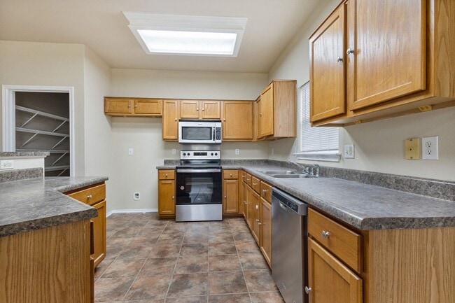 Building Photo - Large Spacious Home on Cul-de-sac!!!