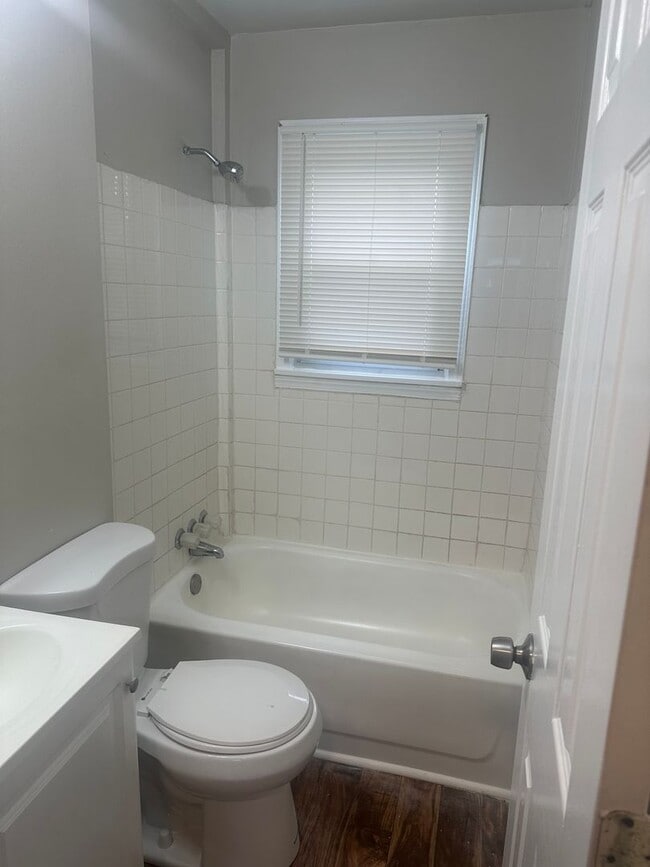 Foto del edificio - A beautiful newly renovated 3 Bed, 1 full ...
