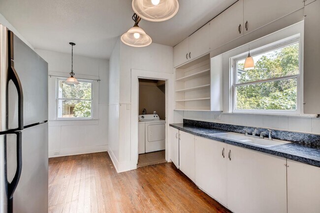 Building Photo - 826 W Mulberry Ave