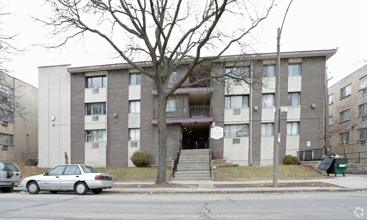 Building Photo - 2836 W Wells St